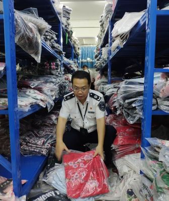 突擊檢查進(jìn)行時(shí) 服飾打假遇倉庫“閉門羹”，執(zhí)法目光聚焦隱蔽角落